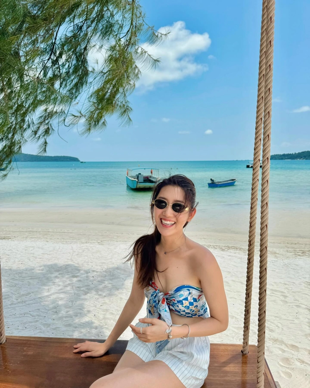 Hình ảnh gái xinh đeo mắt kính mặc bikini phong cách quyến rũ độc đáo