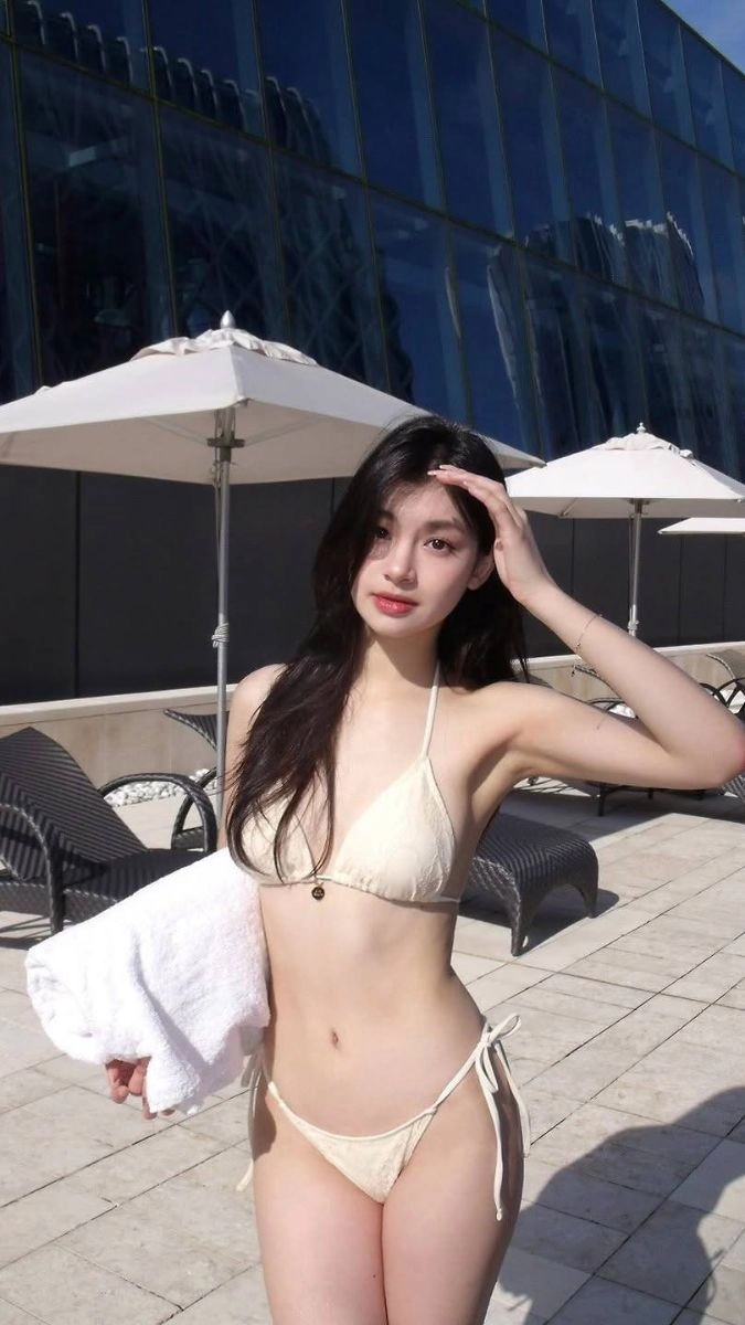 Ảnh gái xinh bikini đi biển mang nét đẹp sexy quyến rũ đầy cuốn hút