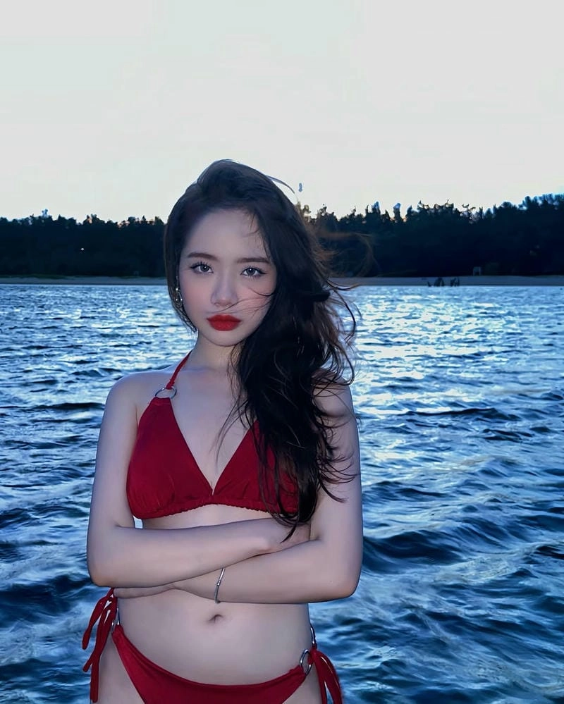 Ảnh gái đẹp đi biển mặc bikini che mặt mang nét đẹp sexy quyến rũ đầy thu hút