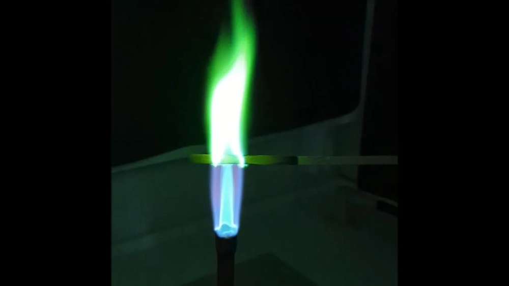 Màu ngọn lửa của Đồng xanh lục lung linh