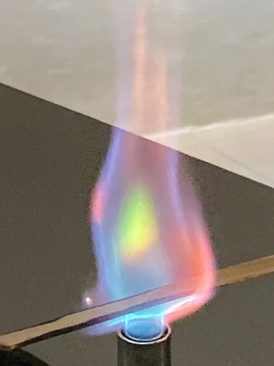 Màu ngọn lửa của Sr đỏ rực rỡ