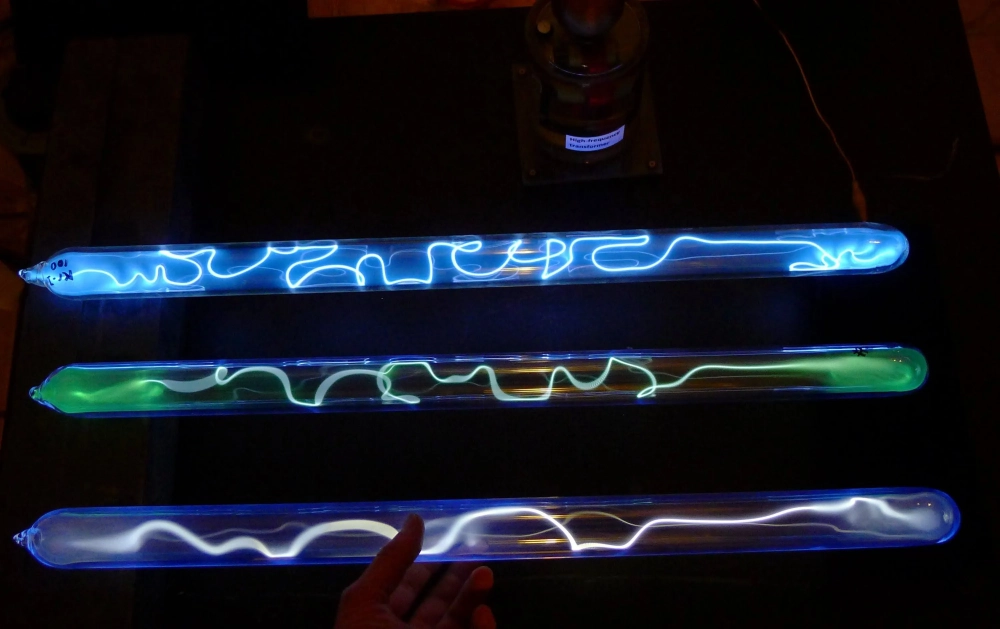 Đặc điểm khí Neon phát quang trong ống thủy tinh