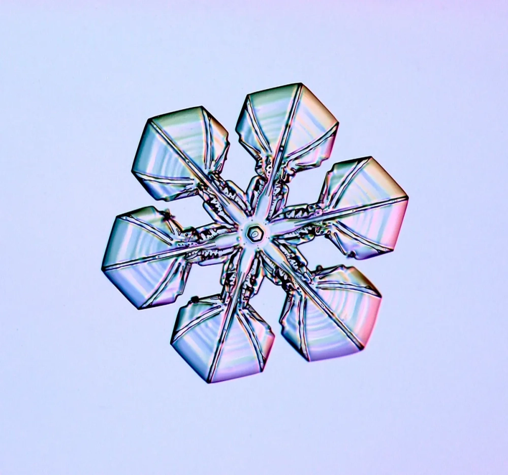 Vẻ đẹp tinh thể tuyết lăng trụ đơn giản